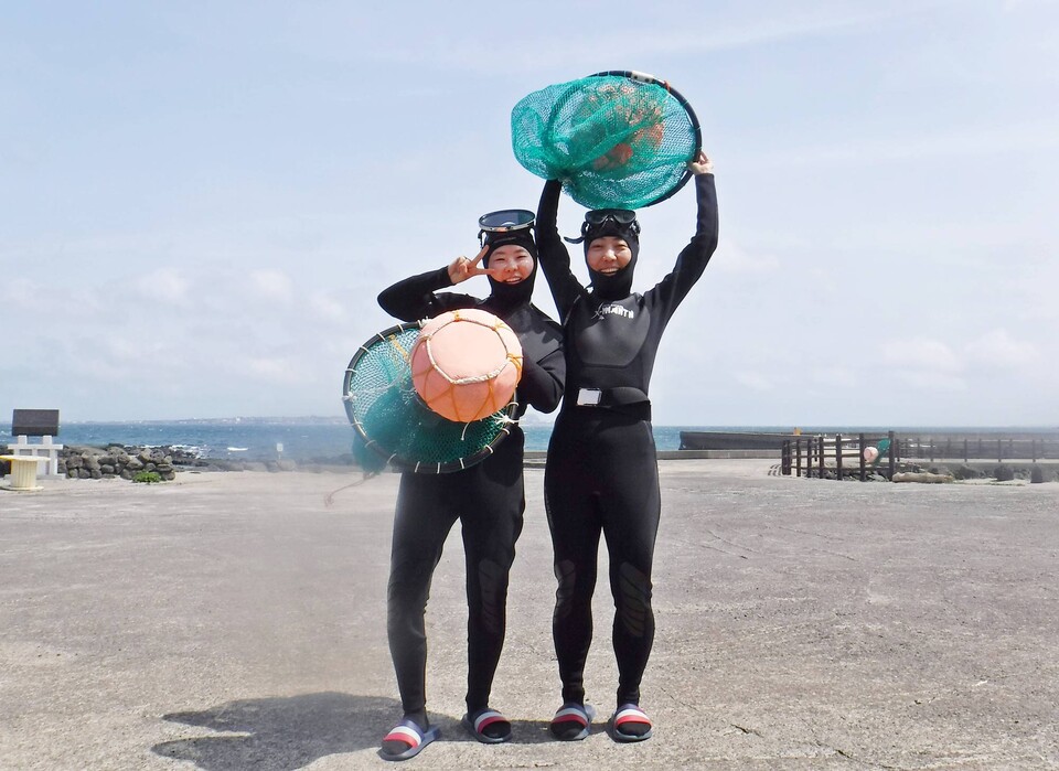 태왁과 망사리를 들고 찍은 해녀체험 기념 사진.