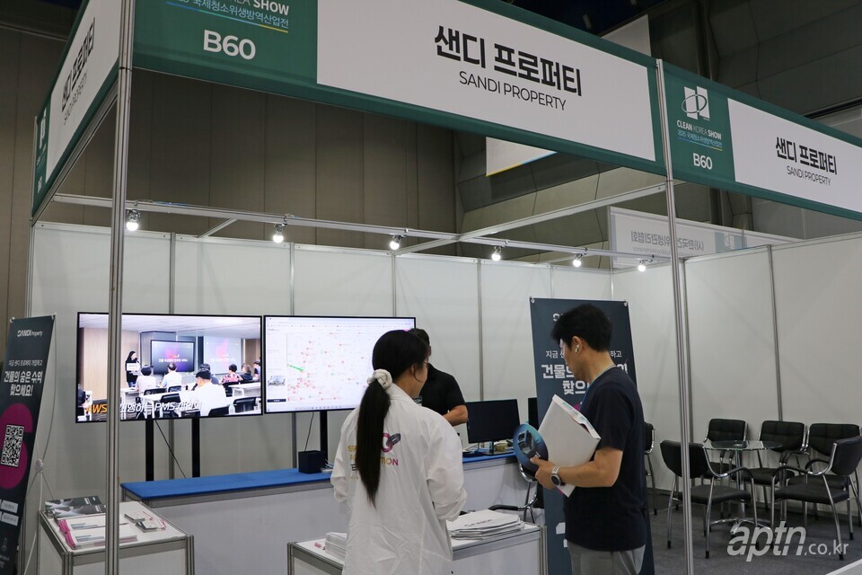 S&I코퍼레이션 관계자가 관람객에게 ‘샌디 빌딩 종합관리’를 소개하고 있다.
