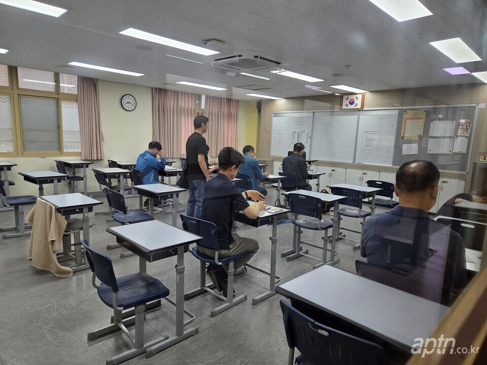 서울 서초구 영동중학교에 마련된 시험장에서 응시자들이 시험을 준비하고 있는 모습. [서지영 기자]