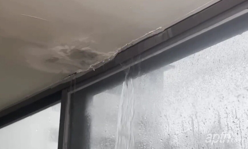 아파트 복도 창틀에서 빗물이 복도 쪽으로 새고 있는 모습. [아파트관리신문]