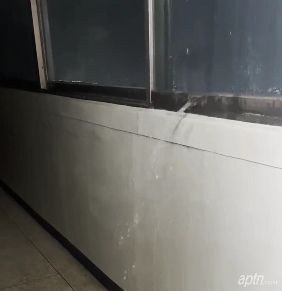 아파트 복도 창틀에서 빗물이 복도 쪽으로 새고 있는 모습. [아파트관리신문]