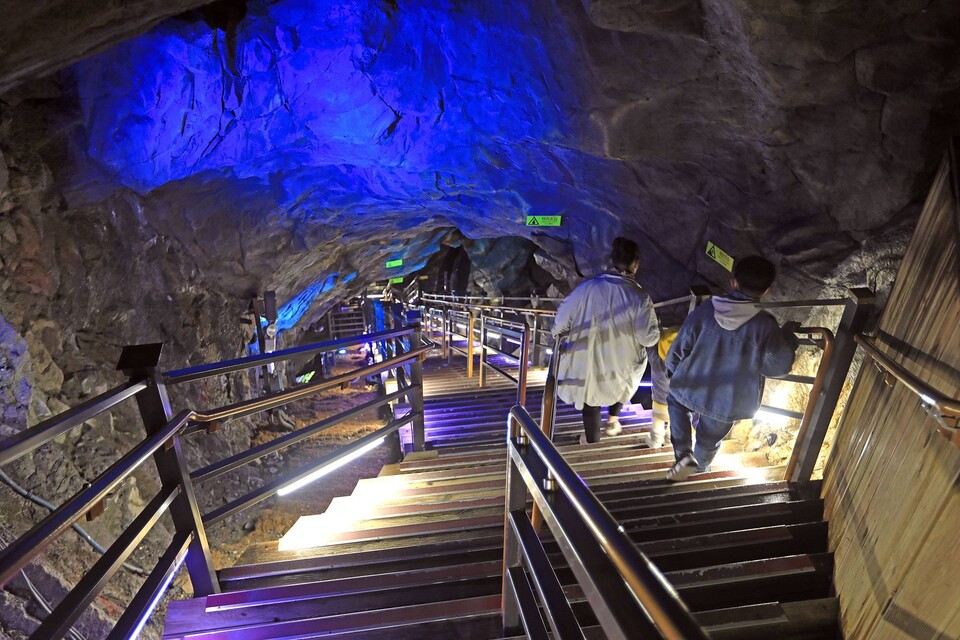 지하1레벨로 내겨가는 계단사진