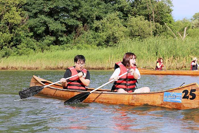 동승자와 박자를 맞춰 패들링 하면 더 안전하게 카누를 즐길 수 있다