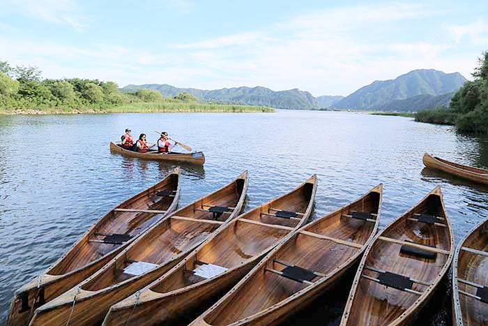 의암호의 수려한 자연과 우든 카누를 즐기는 사람들