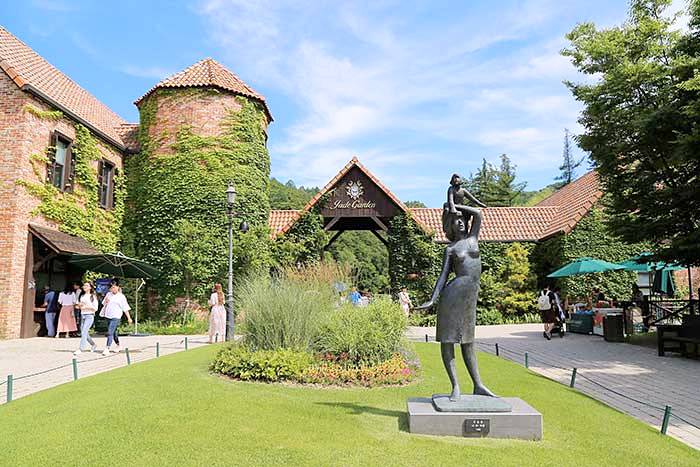 파란 하늘과 주홍빛 지붕이 어우러져 이국적인 제이드가든