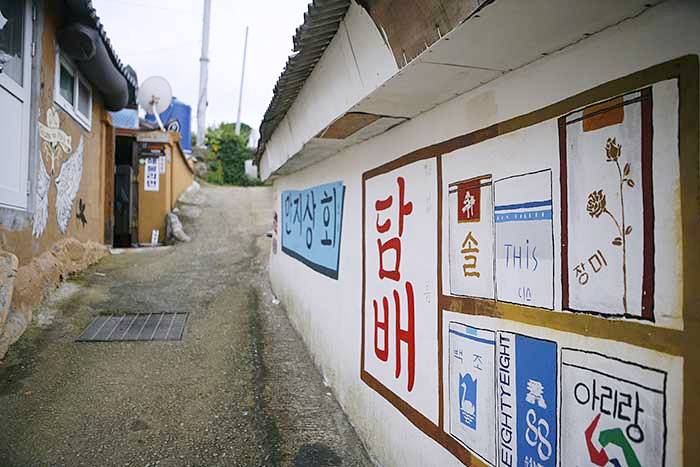 할머니들의 담소가 담장 안을 채우는 만지도 골목