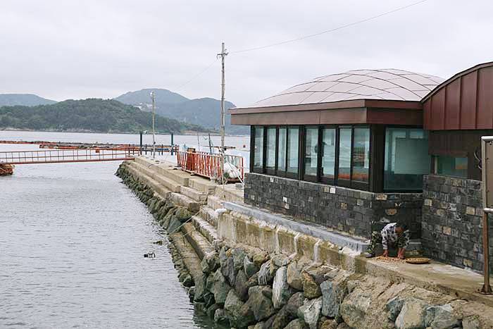 마을 도서관과 작은 카페가 들어선 만지도선착장