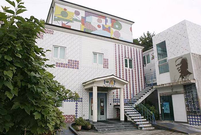 타일로 꾸민 외관이 멋스러운 전혁림미술관