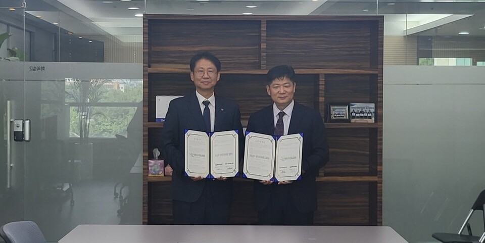 아파트장터와 무림하우징은 22일 경기 성남시 무림하우징 본사에서 공동주택 전자입찰 AI 업무협약을 맺었다. [사진=아파트장터]