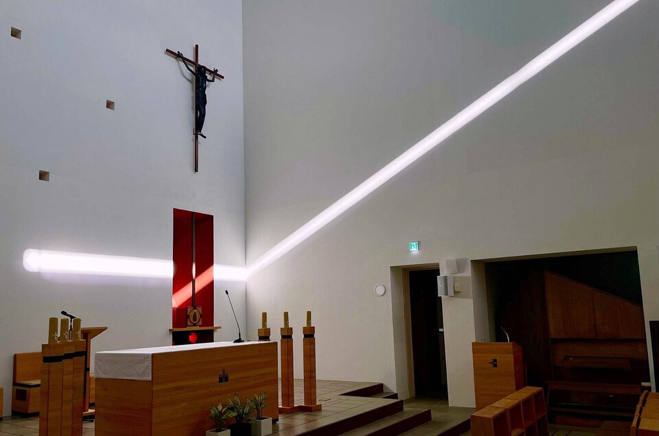 늦은 오후 경당 제단 뒤쪽으로 햇살이 비추고 있다