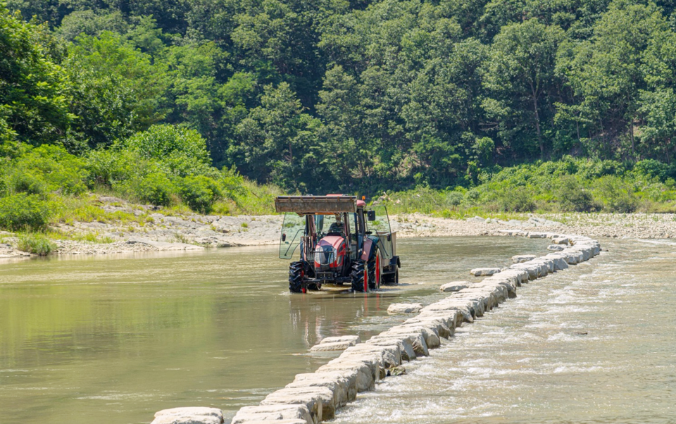 맹개마을에 들어가기 위해 타야하는 트랙터