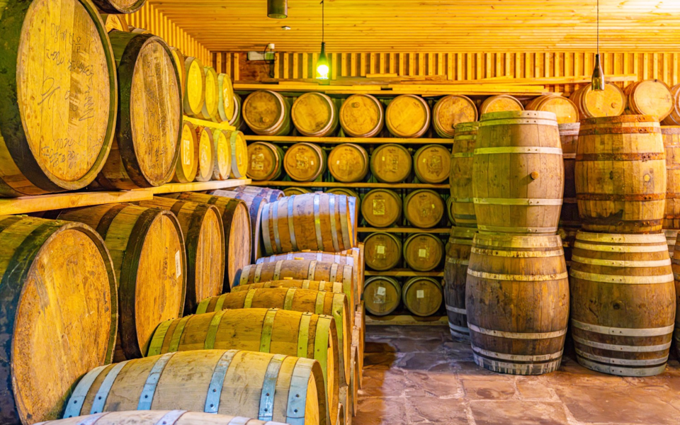 마을 내 토굴에서 오크통 숙성중인 진맥소주