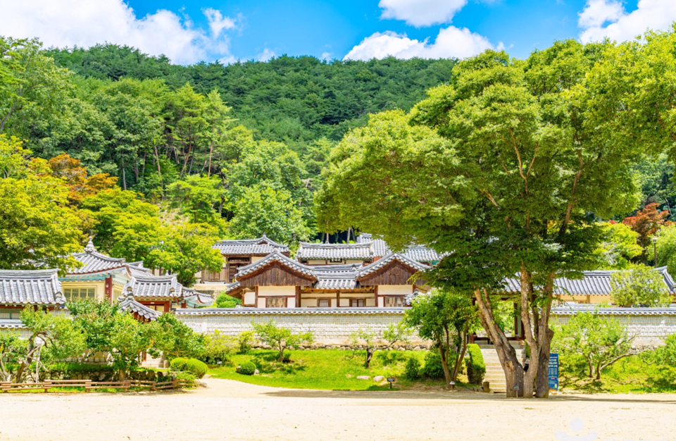 교육의 장이었던 서당, 퇴계를 기리는 사원으로 구성된 도산서원 전경