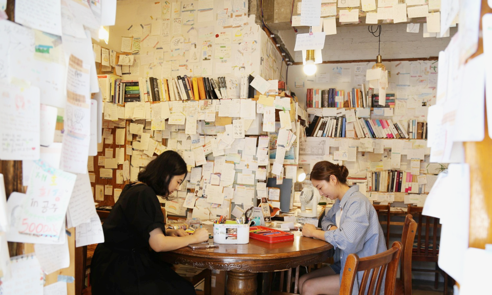 손님들의 메모로 뒤덮인 가가책방 내부