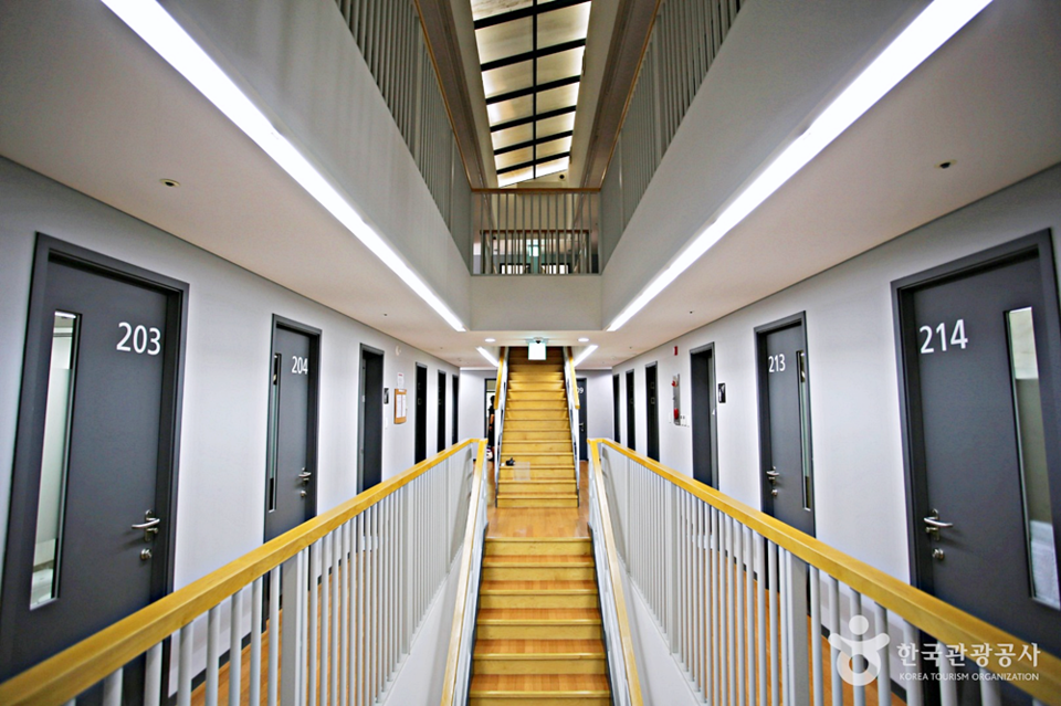 흡사 교도소와 같은 수련동 내부