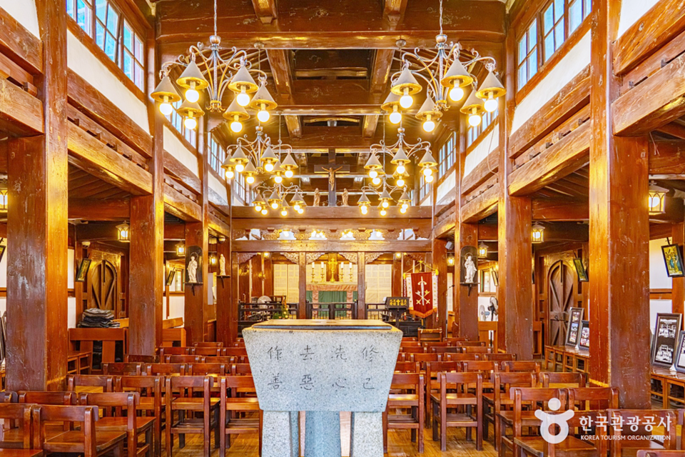 바실리카 양식을 차용한 성당의 내부