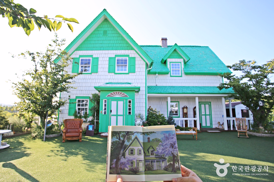 애니메이션 속 초록 지붕 집을 그대로 재현한 엔트리카페