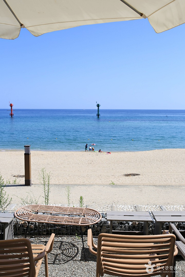 해변이 바로 앞에 펼쳐지는 카페 테라스