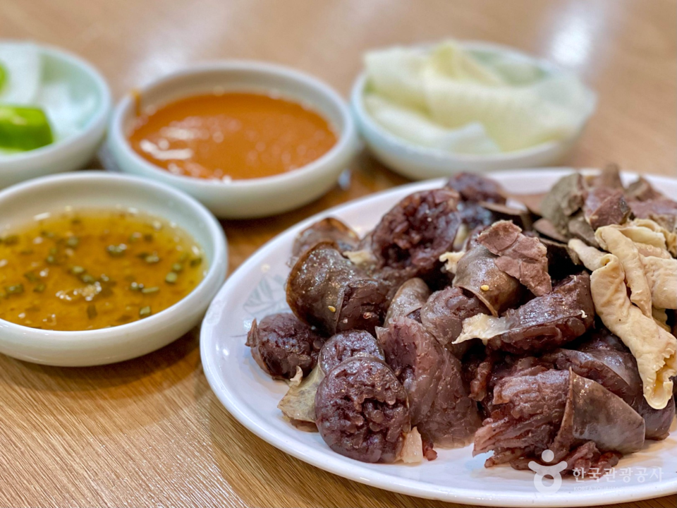 시장에서 영업 중인 정화 순대