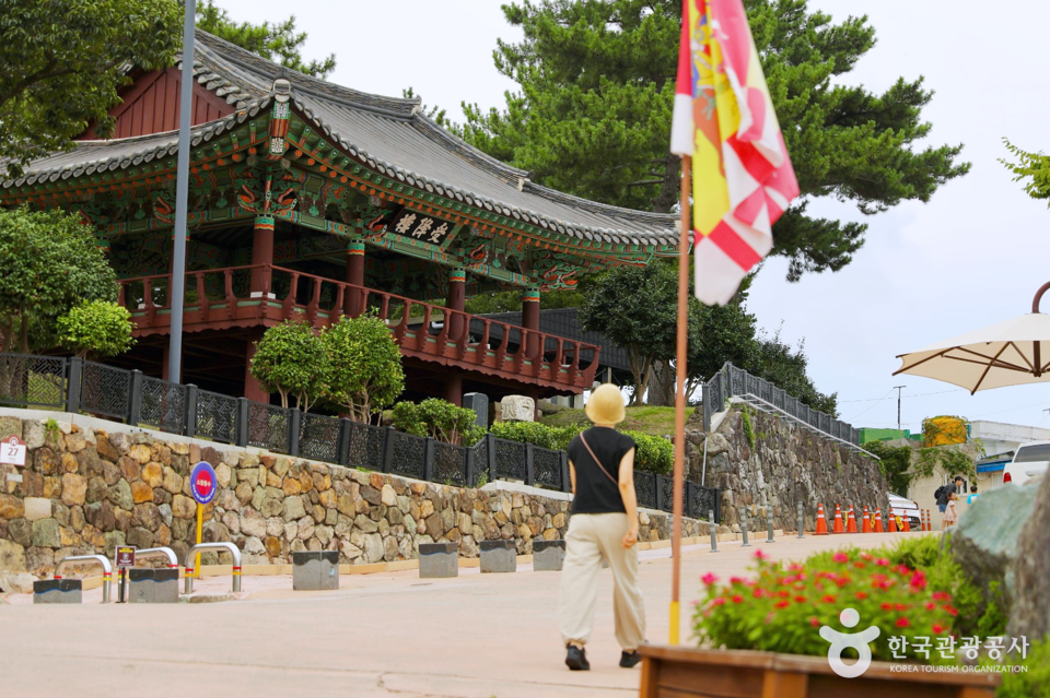 세병관 입구에 있는 수항루