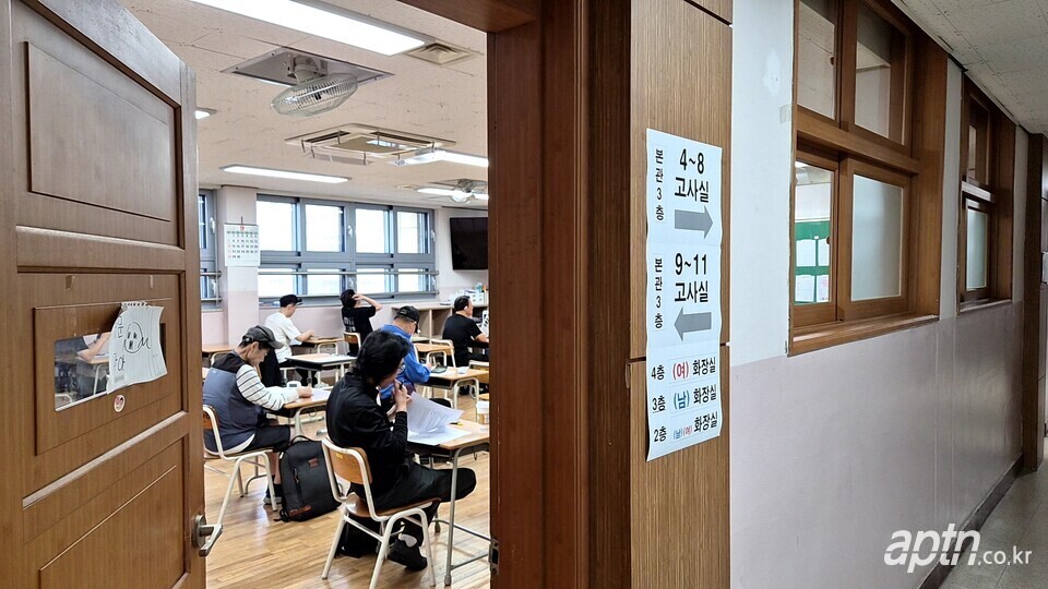 제28회 주택관리사보 2차 시험을 준비하고 있는 수험생들. [아파트관리신문]