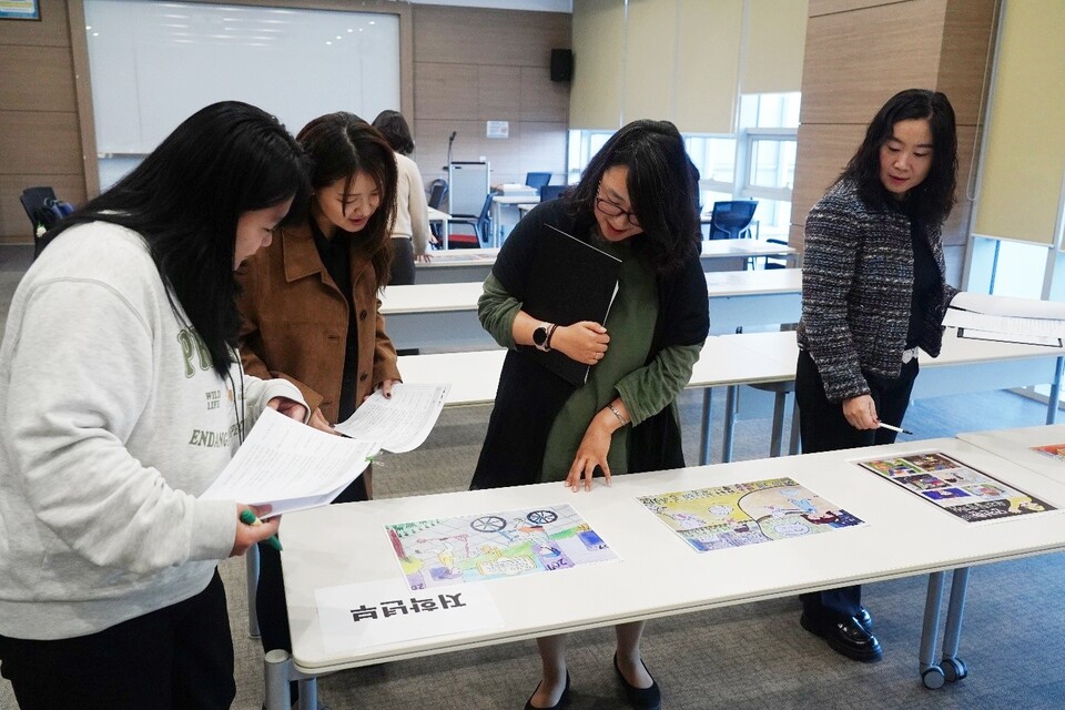 최종 심사를 진행하는 심사위원들의 모습. [사진제공=우리관리]