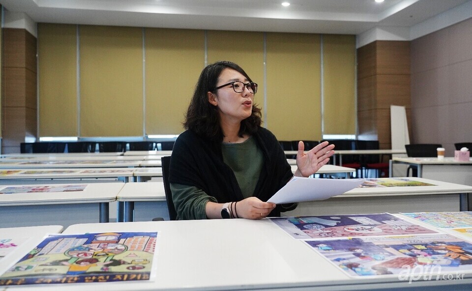 제3회 우리관리 어린이 그림 대회 심사 총평 중인 김경희 주임교수. [사진제공=우리관리]