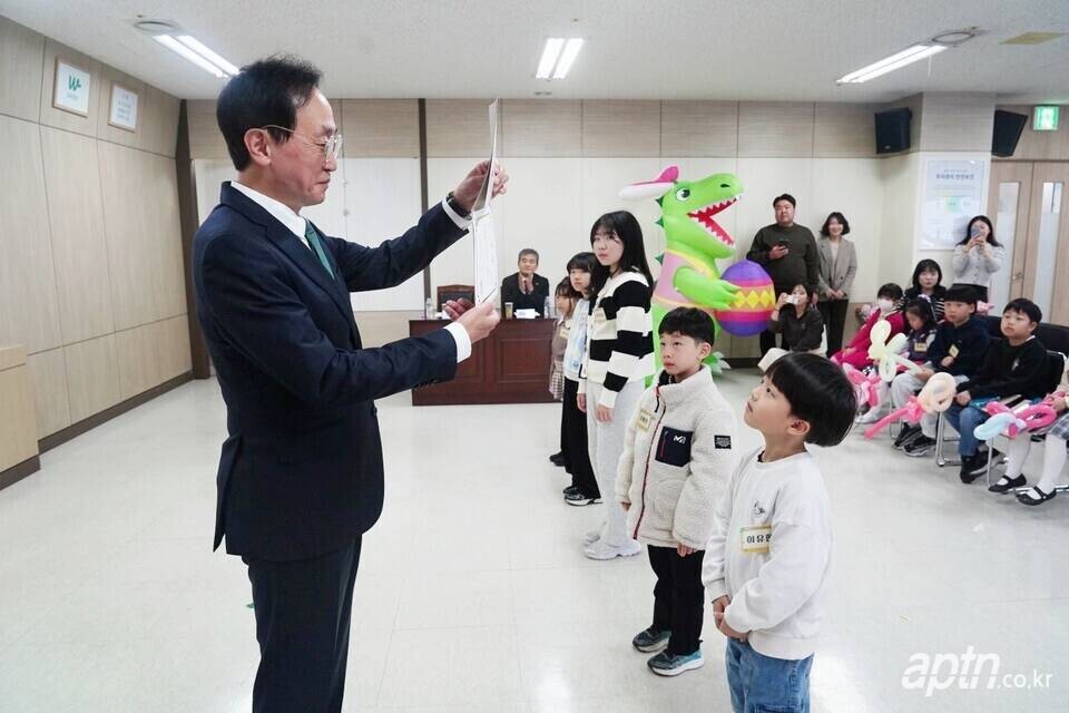 수상 그림을 들어 보이고 있는 노병용 회장. [사진=우리관리]