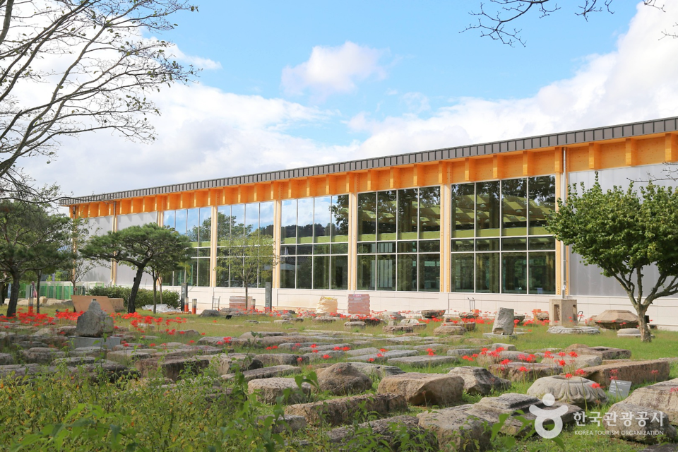 경주국립박물관 내 APEC 행사장으로 이용된 건물과 야외전시장