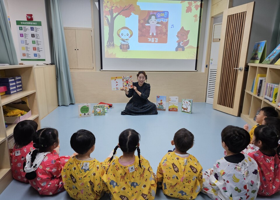 대구 달성군 대구테크노폴리스LH천년나무 내 위치한 작은 도서관인 비슬햇살작은도서관이 5일 단지 내 유아를 대상으로 ‘그림책 놀이 프로그램’을 진행했다. [사진=관리사무소]