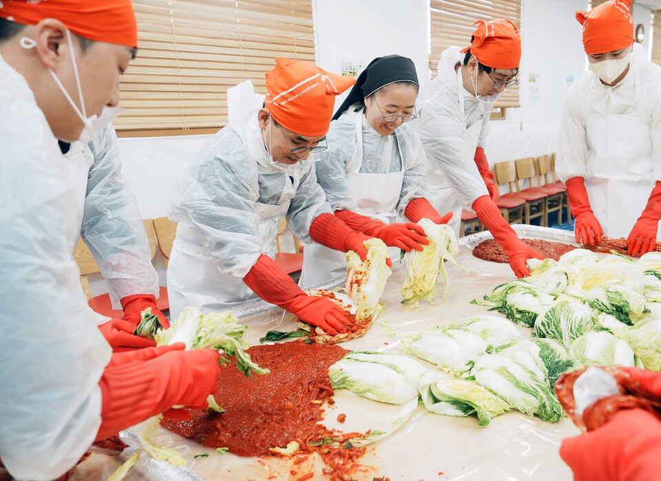 한난 봉사단체인 ‘행복나눔단’ 단원 50여명이 17일 경기 성남시 수정노인종합복지관에서 저소득·독거 어르신들을 위한 ‘2025년 사랑나눔 김장행사’를 실시했다. [사진=한국지역난방공사]