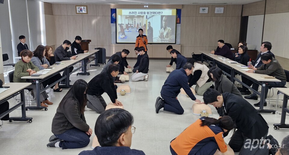 우리관리 직원 소방 안전교육 현장에서 심폐소생술(CPR) 실습을 진행하는 모습. [사진=우리관리]