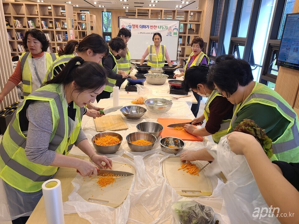 평택고덕LH2단지아파트 주거행복지원센터는 최근 입주민을 위한 ‘반찬 나눔’과 ‘총각김치 김장 나눔’ 행사를 개최해 공동체 화합을 도모했다. [사진=주거행복지원센터]