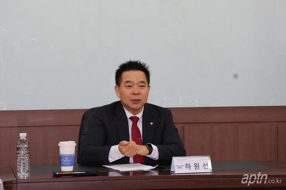 하원선 대한주택관리사협회 협회장이 지난달 24일 서울 금천구 본회 대회의실에서 열린 ‘2025년 신년 기자 간담회’에서 제도 개선 과제 추진 계획 등을 밝히고 있다. [사진=대주관]