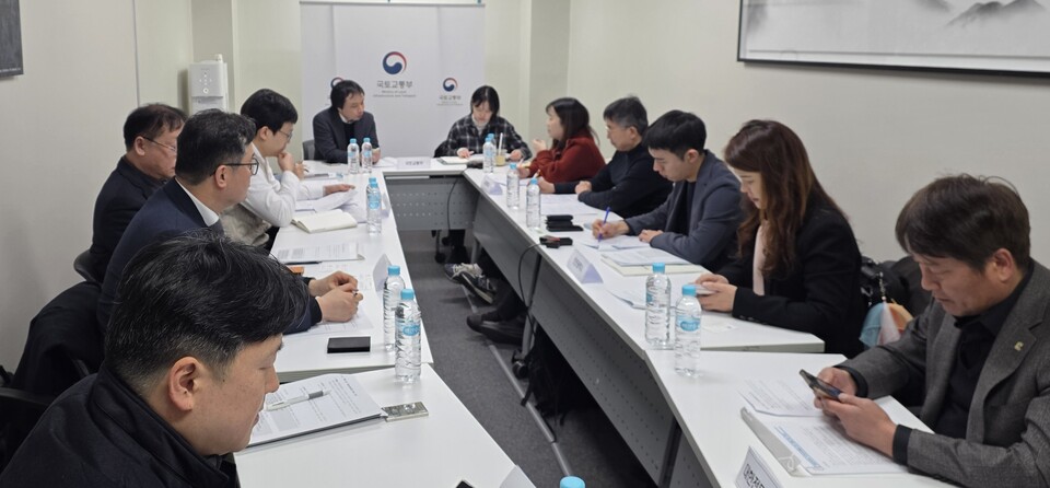 국토부 주택건설운용과는 11일 수도권 공동주택 관리 담당 공무원들과 대한주택관리사협회, 한국주택관리협회 등 공동주택 관리 관련 단체가 참석하는 간담회를 열었다. [사진=한국주택관리협회]