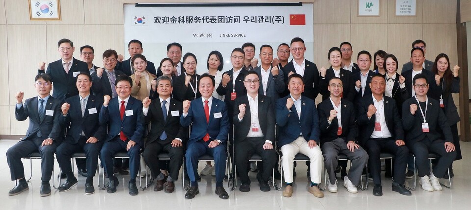 진커스마트서비스그룹 소속 최고경영진 26명이 지난달 23일 우리관리 본사와 사업장을 방문했다. [아파트관리신문]