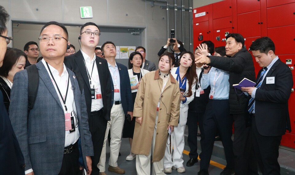 디에이치자이개포를 찾은 방문단이 기념촬영을 하고 있다.