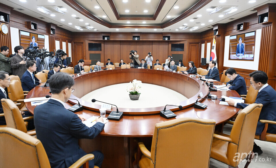 국토교통부가 21일 '민생물가 특별관리 관계장관 TF 회의'에서 관리현장에 대한 처벌 강화 등을 골자로 한 공동주택 관리비 관련 제도개선 방안을 발표해 논란이 되고 있다. [사진=재정경제부]