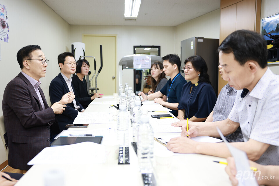 김윤덕 국토교통부 장관이 아파트 현장을 찾아 무단주차 차량에 대한 과태료 등 조치를 가능케 한 개정 주차장법을 설명하고 관계자들의 의견을 청취했다. [사진=국토교통부]