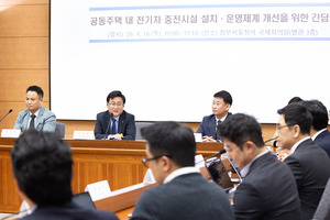기후부 장관 "아파트에 충전시설 보조금 직접 지원 방식 고려할 것" - 뉴스 썸네일 이미지